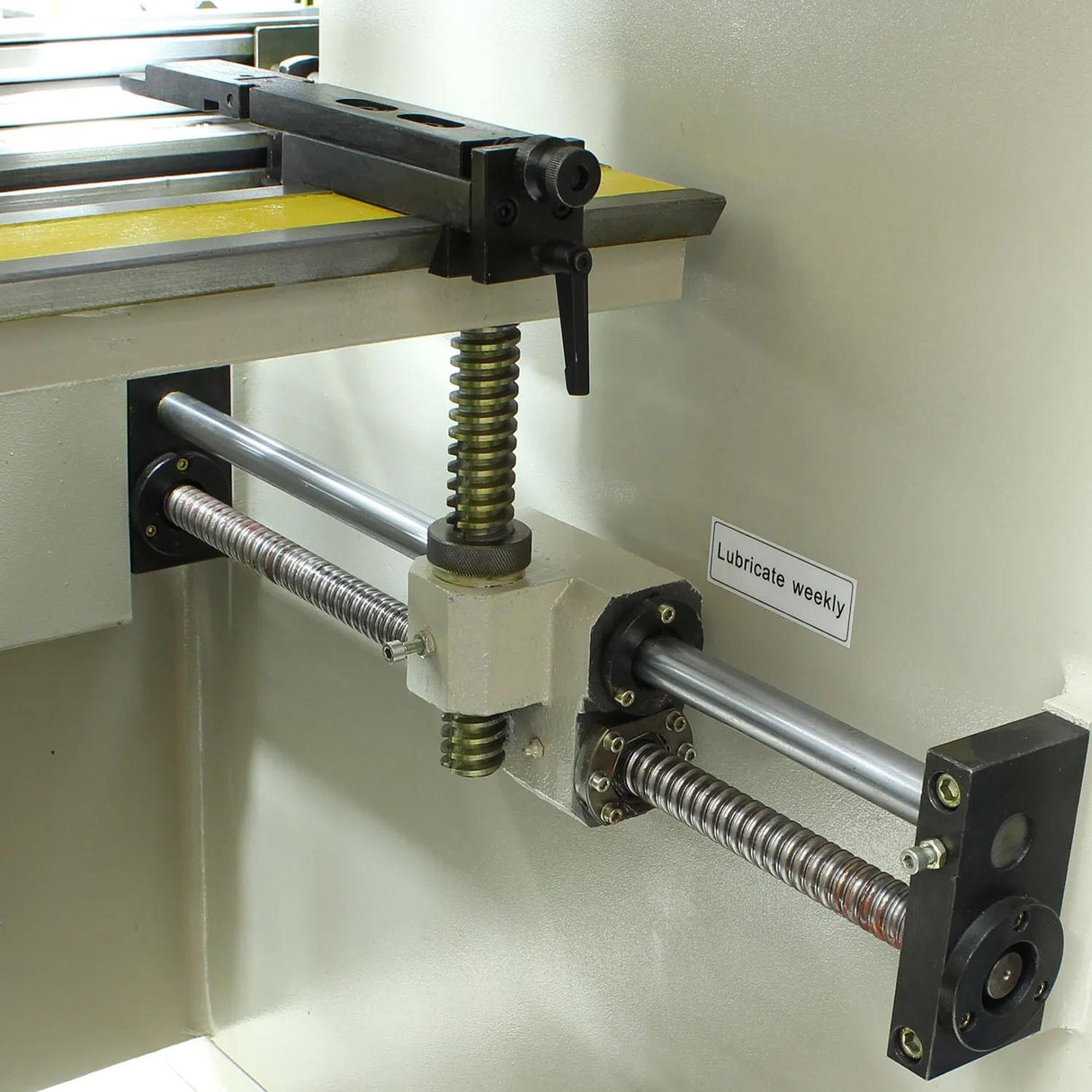 Programmable back gauge on the Baileigh BP-3305CNC press brake